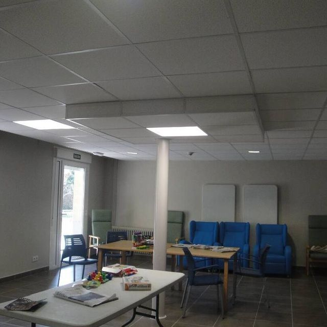 Una habitación con una mesa y sillas.