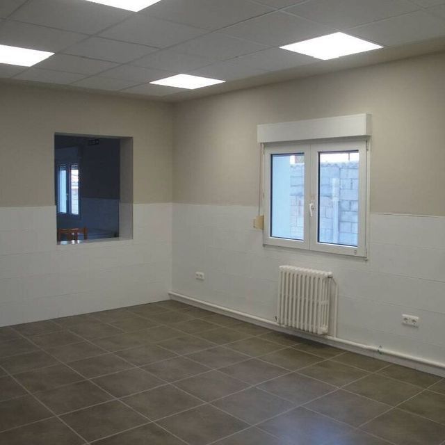 Una habitación vacía con una ventana y un radiador