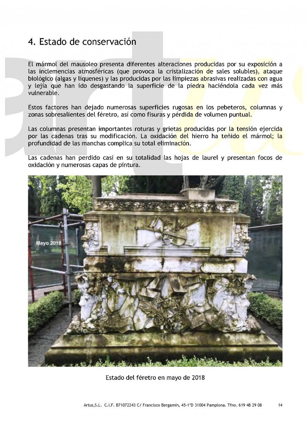 Una estatua está sentada sobre un pedestal de piedra en un parque.