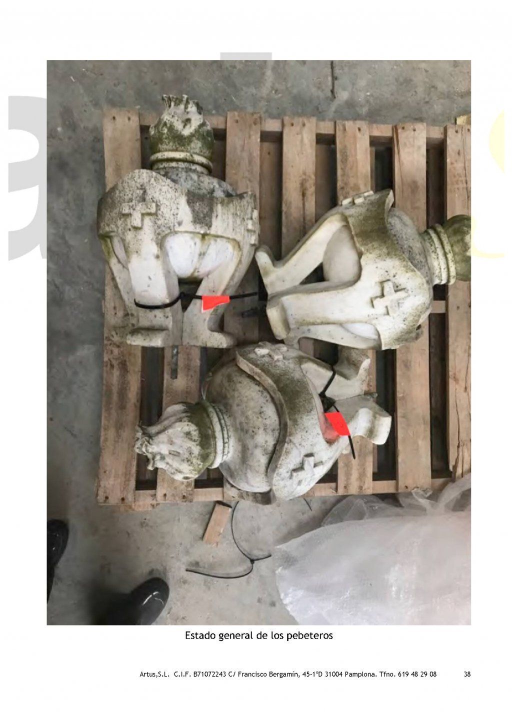 Un grupo de estatuas están sentadas encima de una paleta de madera.
