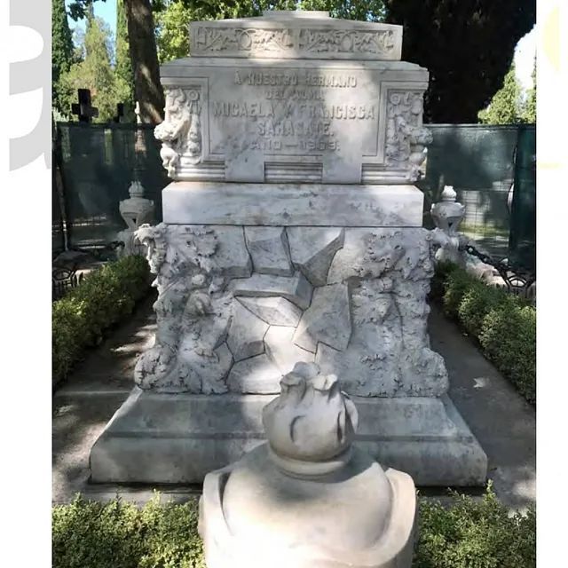 Una estatua en un cementerio tiene el nombre de Michael.