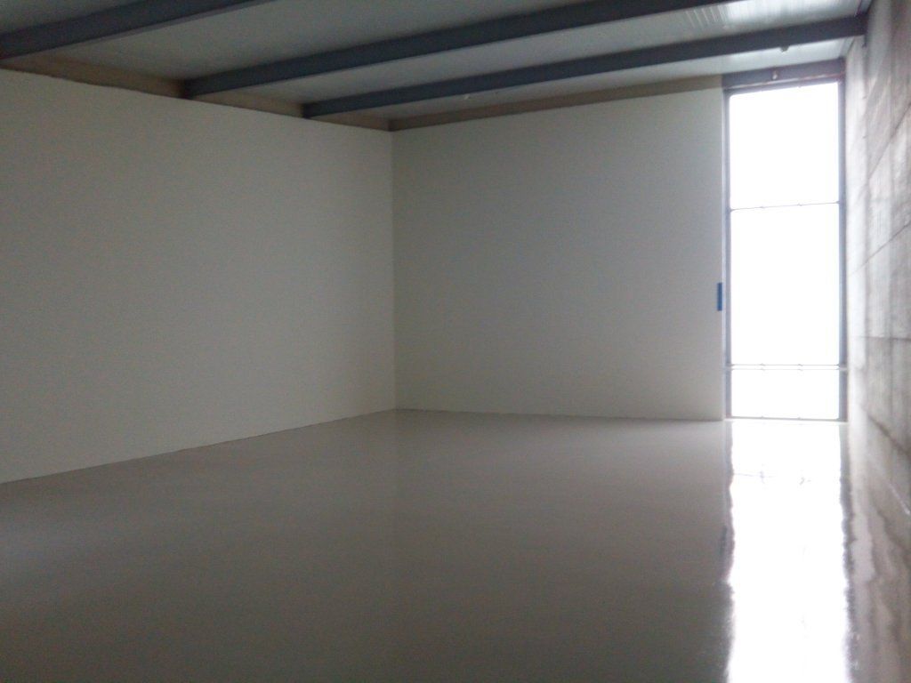 Una habitación vacía con paredes blancas y una puerta.