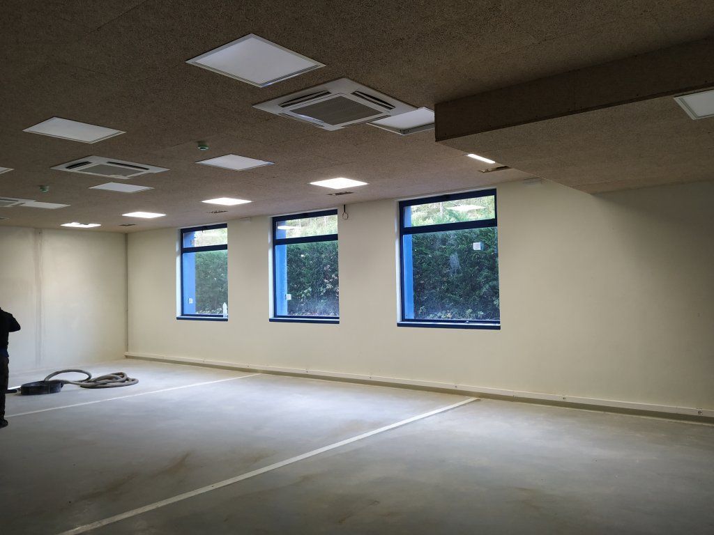 Una gran habitación vacía con muchas ventanas.