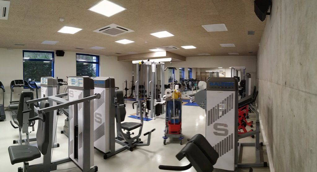 Un gimnasio con un cartel que dice 's'
