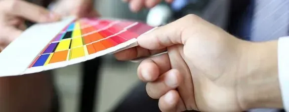 Una persona sostiene una paleta de colores en sus manos.