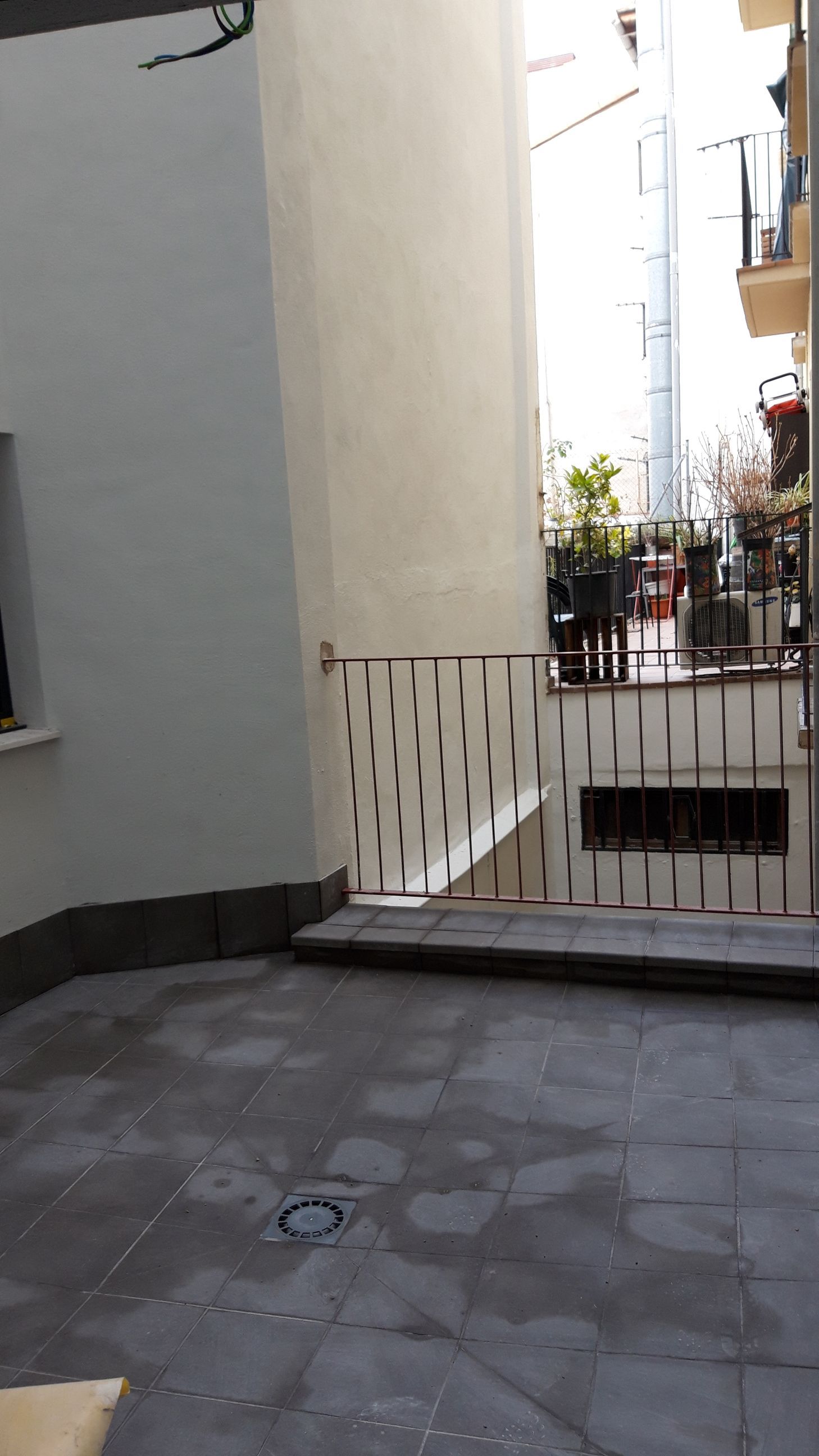 Un edificio con un balcón y una escalera que conduce a él.
