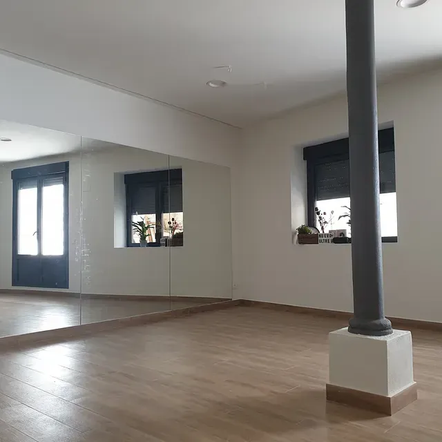 Una habitación vacía con un gran espejo en la pared