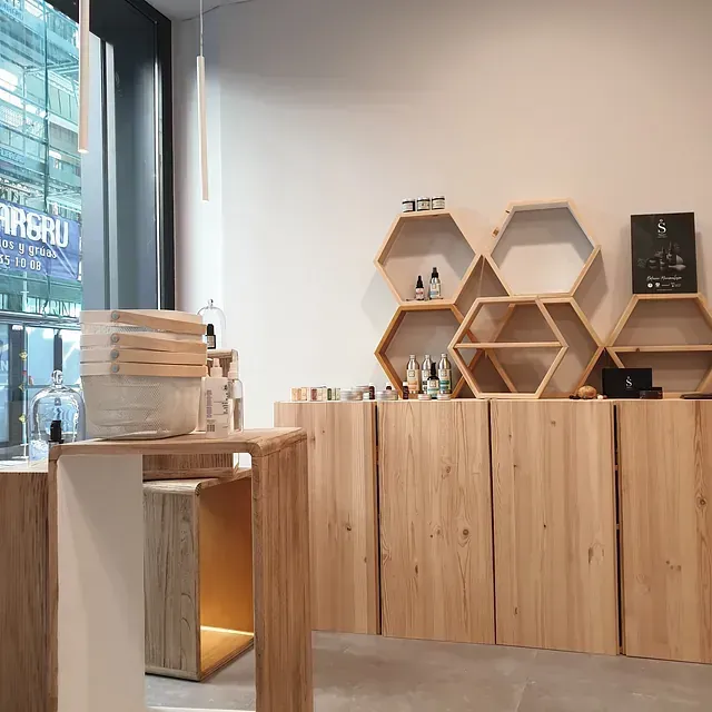 Una habitación con estantes de madera y un cartel que dice 'abreu'.