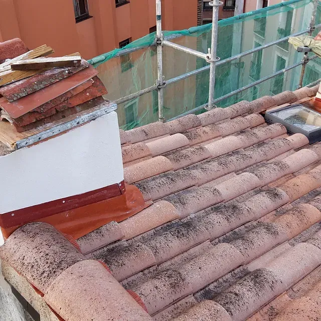 Un techo con una chimenea encima