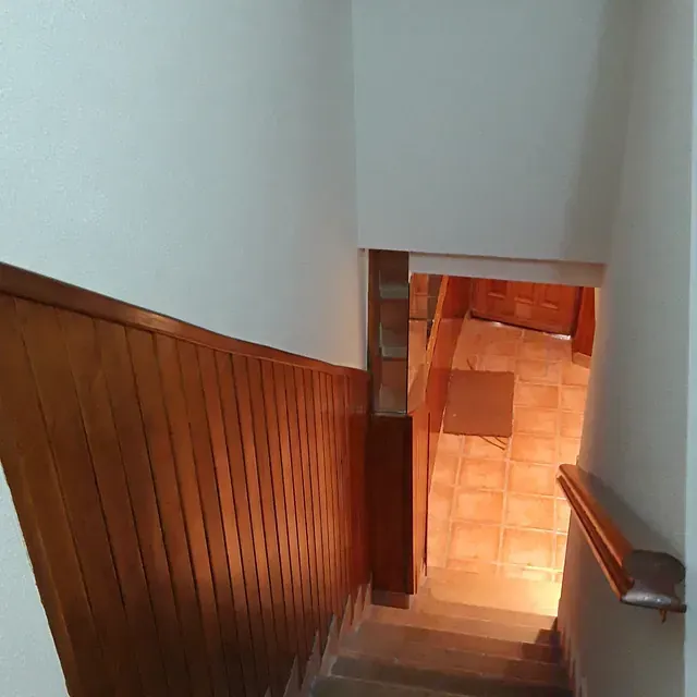Un conjunto de escaleras que conducen a una habitación con paneles de madera.