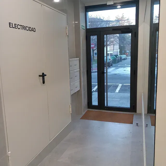 Un pasillo con una puerta que dice electricidad.