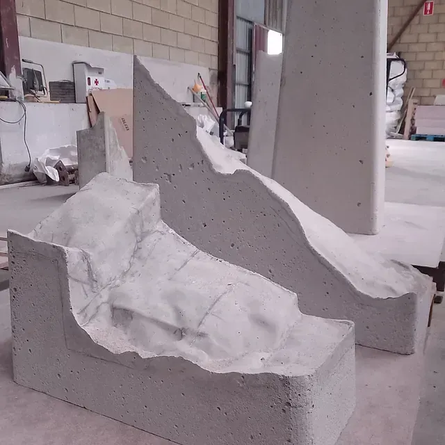 Unos cuantos trozos de hormigón están sobre una mesa.