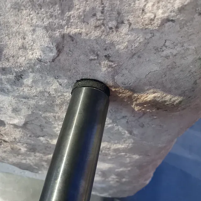 Un tubo de metal sobresale de una roca.