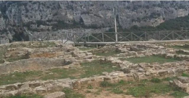 Hay una valla al fondo y muchas rocas en primer plano.