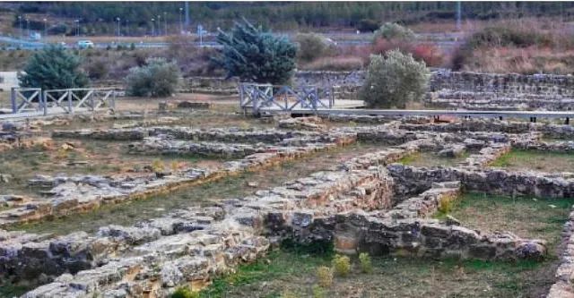 Hay muchas ruinas en medio de un campo.