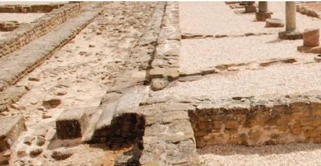 Un edificio muy antiguo con muchos muros y pilares de piedra.