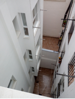 Una vista aérea de un edificio con muchas ventanas.