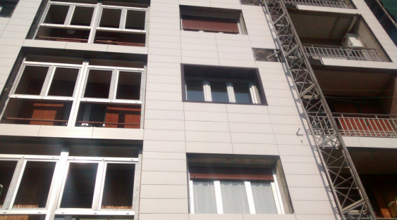 Un edificio con muchas ventanas y balcones