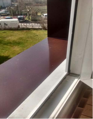 Una ventana con vista a un exuberante campo verde.