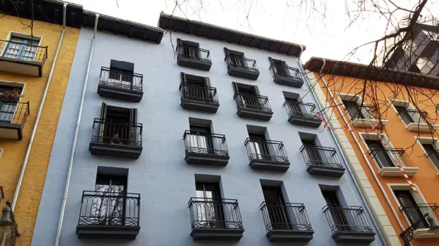 Un edificio con muchas ventanas y balcones