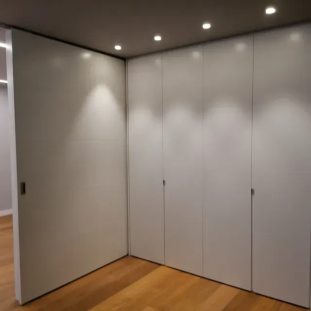 Una habitación con paredes blancas y suelos de madera.