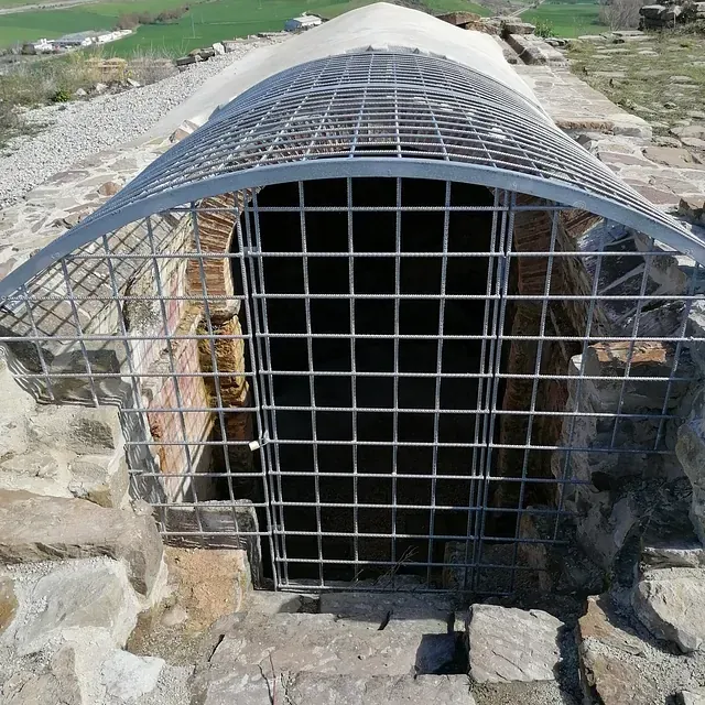 Un edificio de ladrillo con una valla de metal a su alrededor.