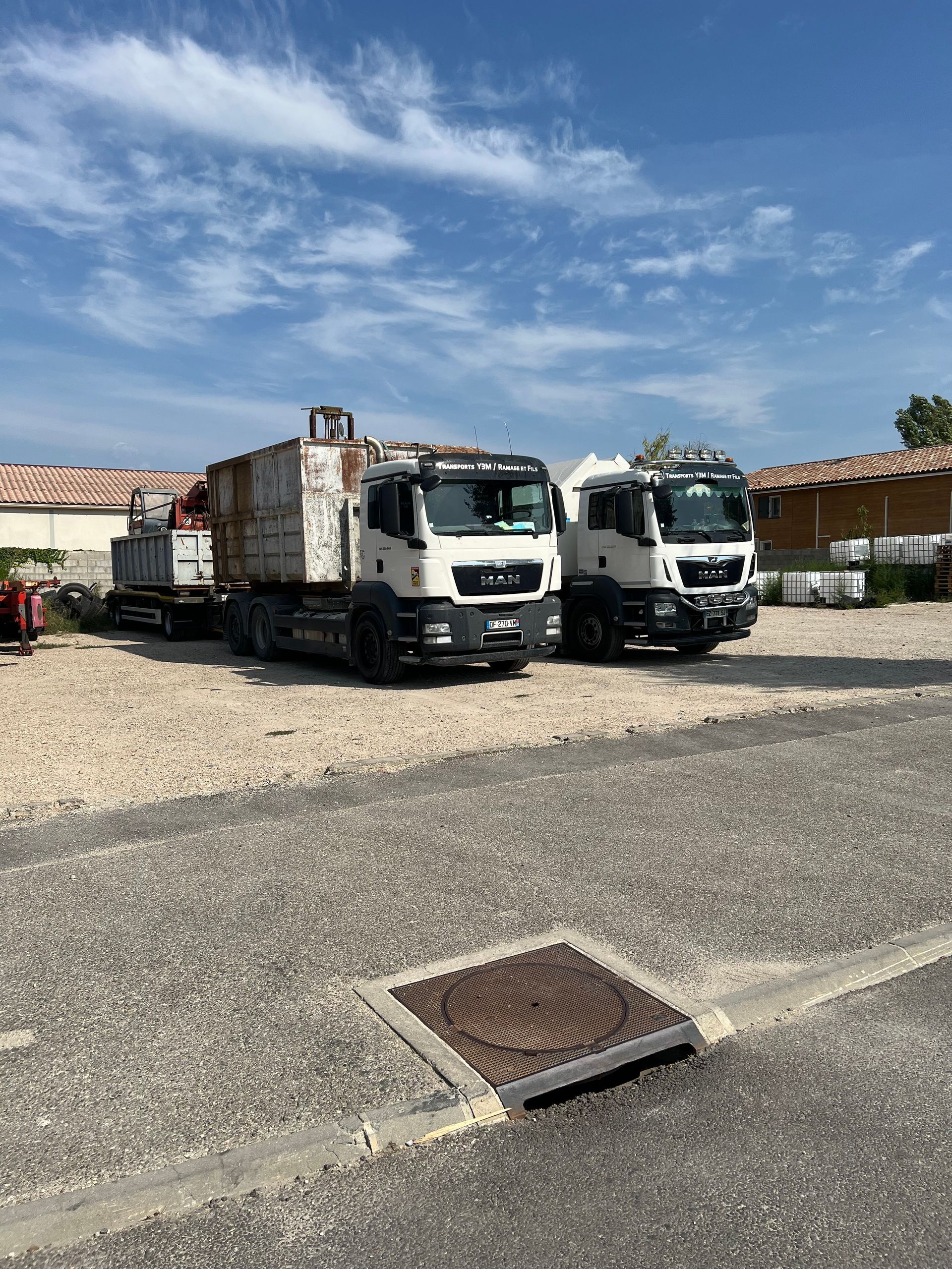 Un camion benne blanc