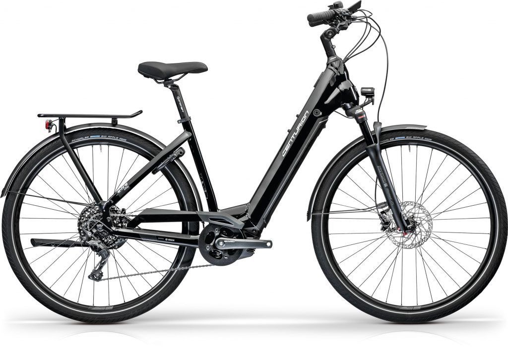 Ein blau-schwarzes Mountainbike auf weißem Hintergrund.