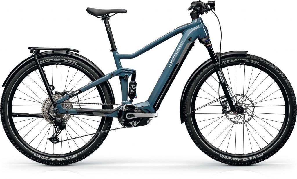 Ein blau-schwarzes Mountainbike auf weißem Hintergrund.