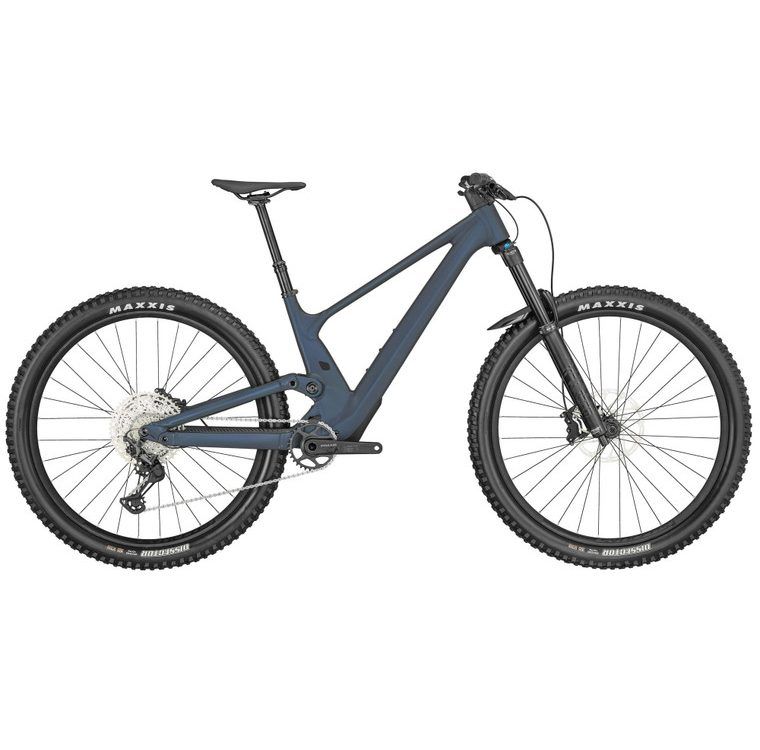 Ein blau-schwarzes Mountainbike auf weißem Hintergrund.
