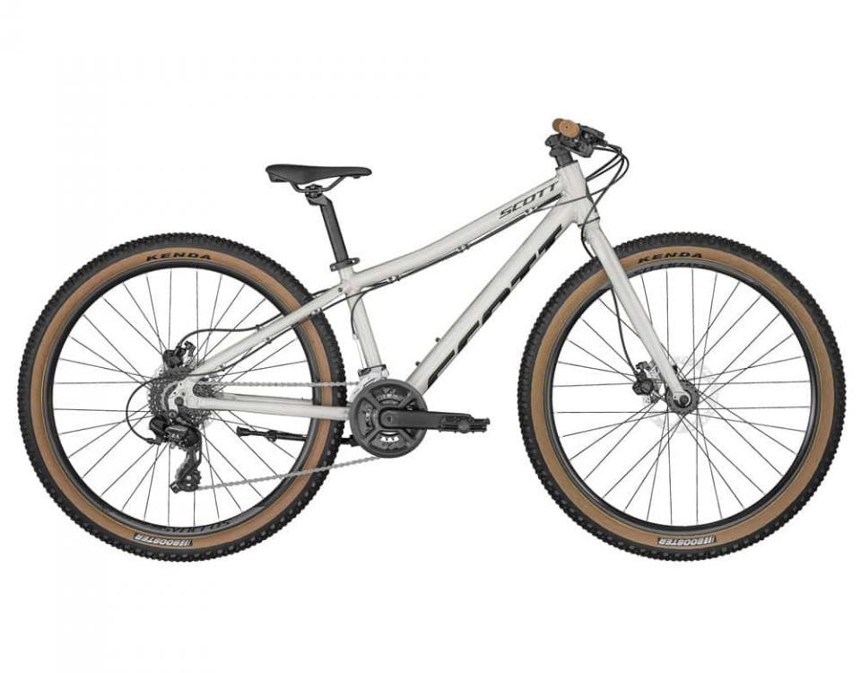 Ein blau-schwarzes Mountainbike auf weißem Hintergrund.