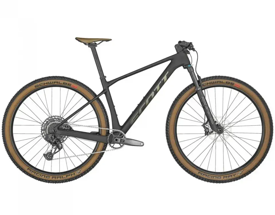 Ein schwarz-braunes Mountainbike auf weißem Hintergrund.