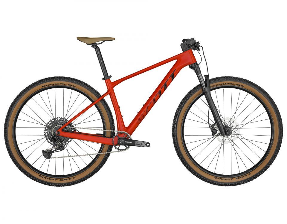 Ein rotes Mountainbike mit braunen Reifen auf weißem Hintergrund.