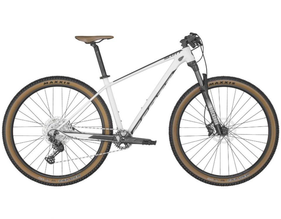 Ein weißes und braunes Mountainbike auf weißem Hintergrund.