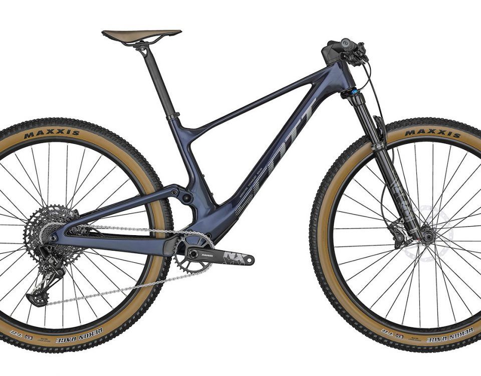 Ein blaues Mountainbike mit braunen Rädern auf weißem Hintergrund.