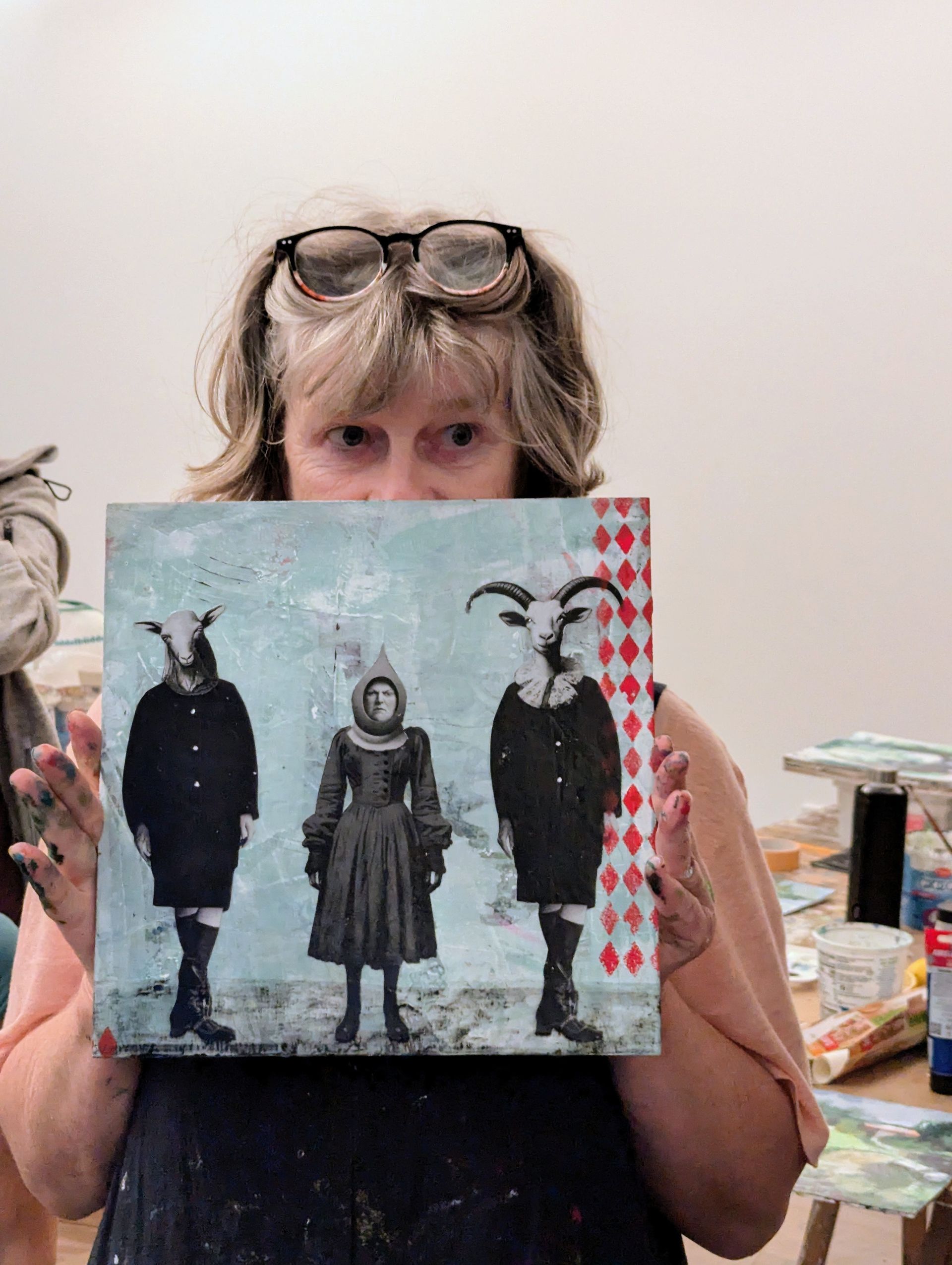 Vibhuta Braun hält ein Kunstwerk mit drei Figuren: Ziege, Schaf und Mensch.