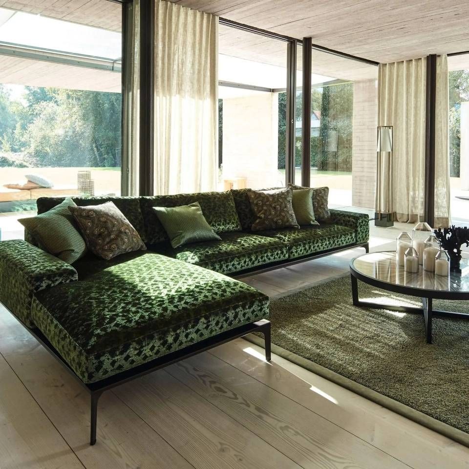 Ein Wohnzimmer mit einer grünen Couch und einem runden Couchtisch. Foto von der rido GmbH