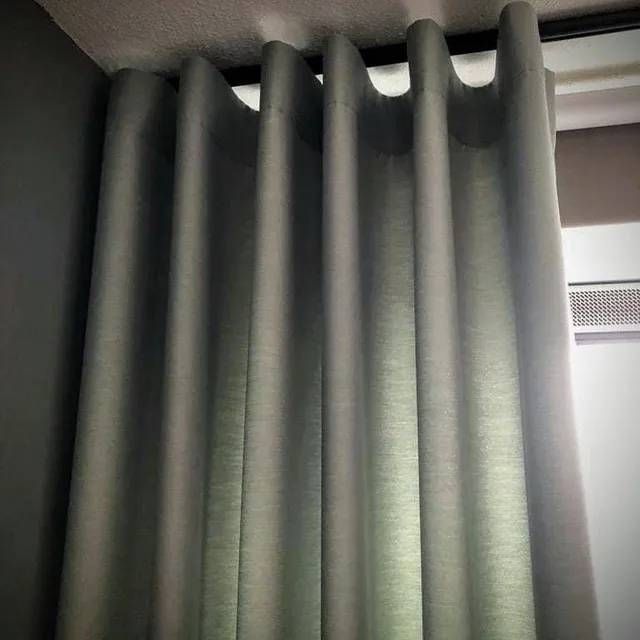 Vorhänge hängen an einem Fenster. Foto von der rido GmbH