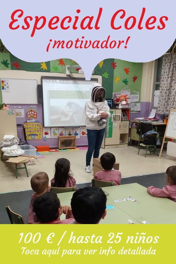 Una mujer está dando una presentación a un grupo de niños en un aula.
