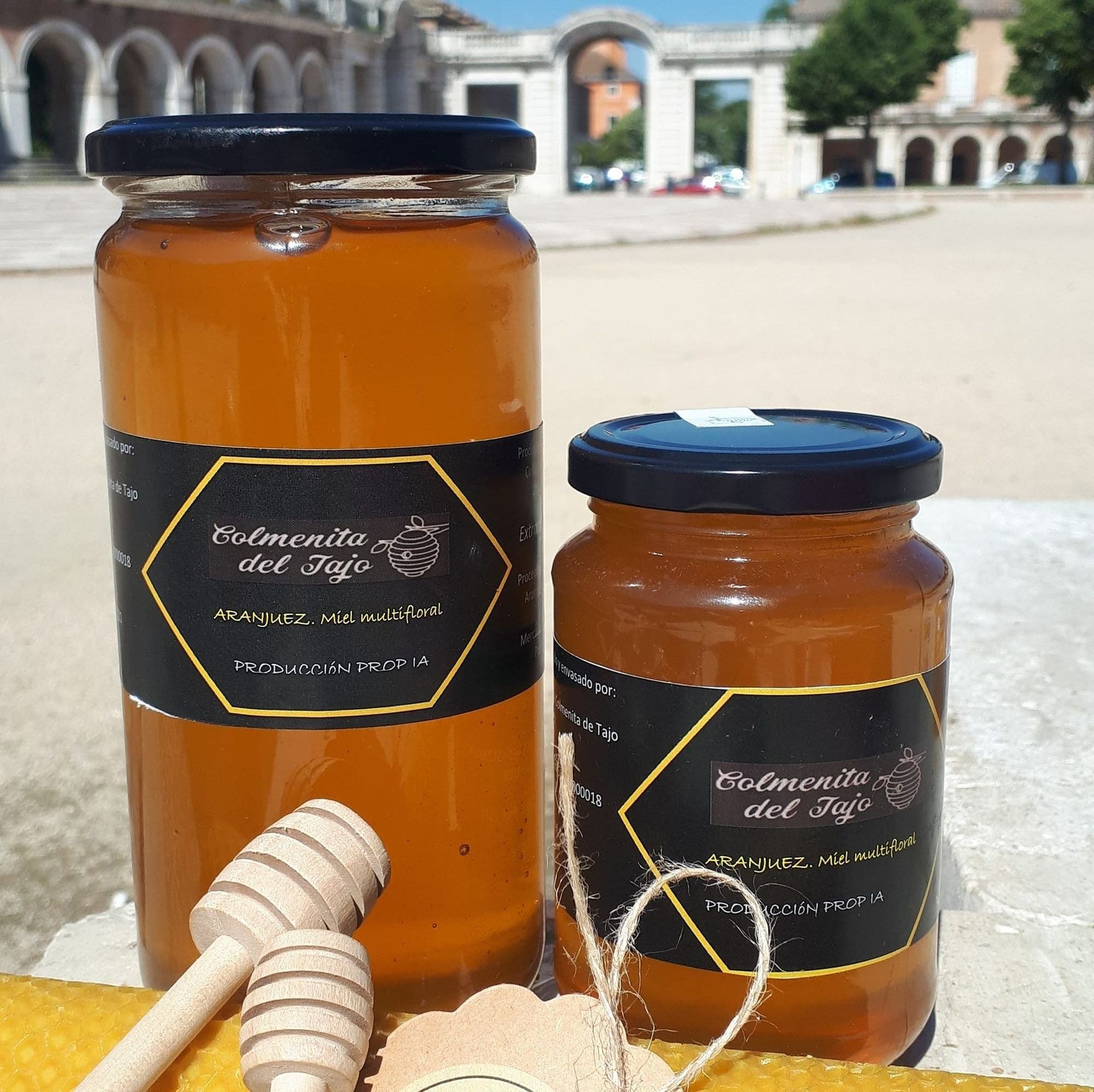 Dos tarros de miel están uno al lado del otro.