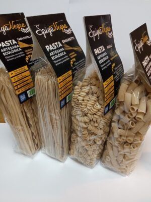 Un montón de bolsas de pasta están sobre una mesa.