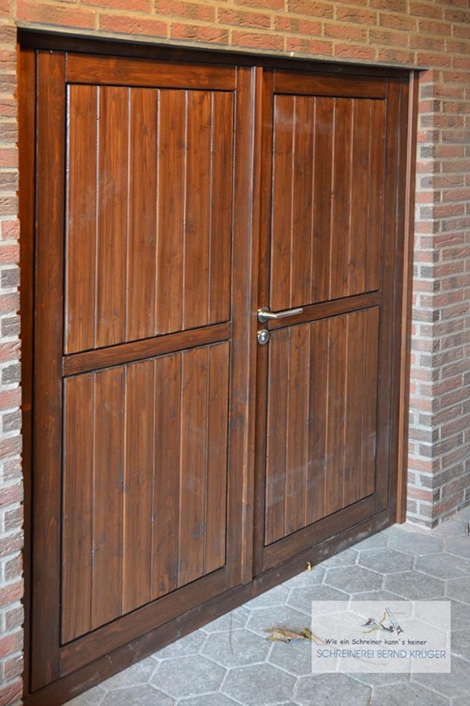 Holztor, das von der Bernd Krüger Schreinerei gefertigt wurde