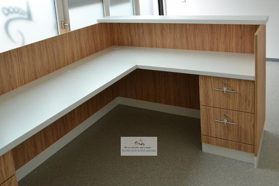 Schreibtisch, der von der Bernd Krüger Schreinerei gefertigt wurde