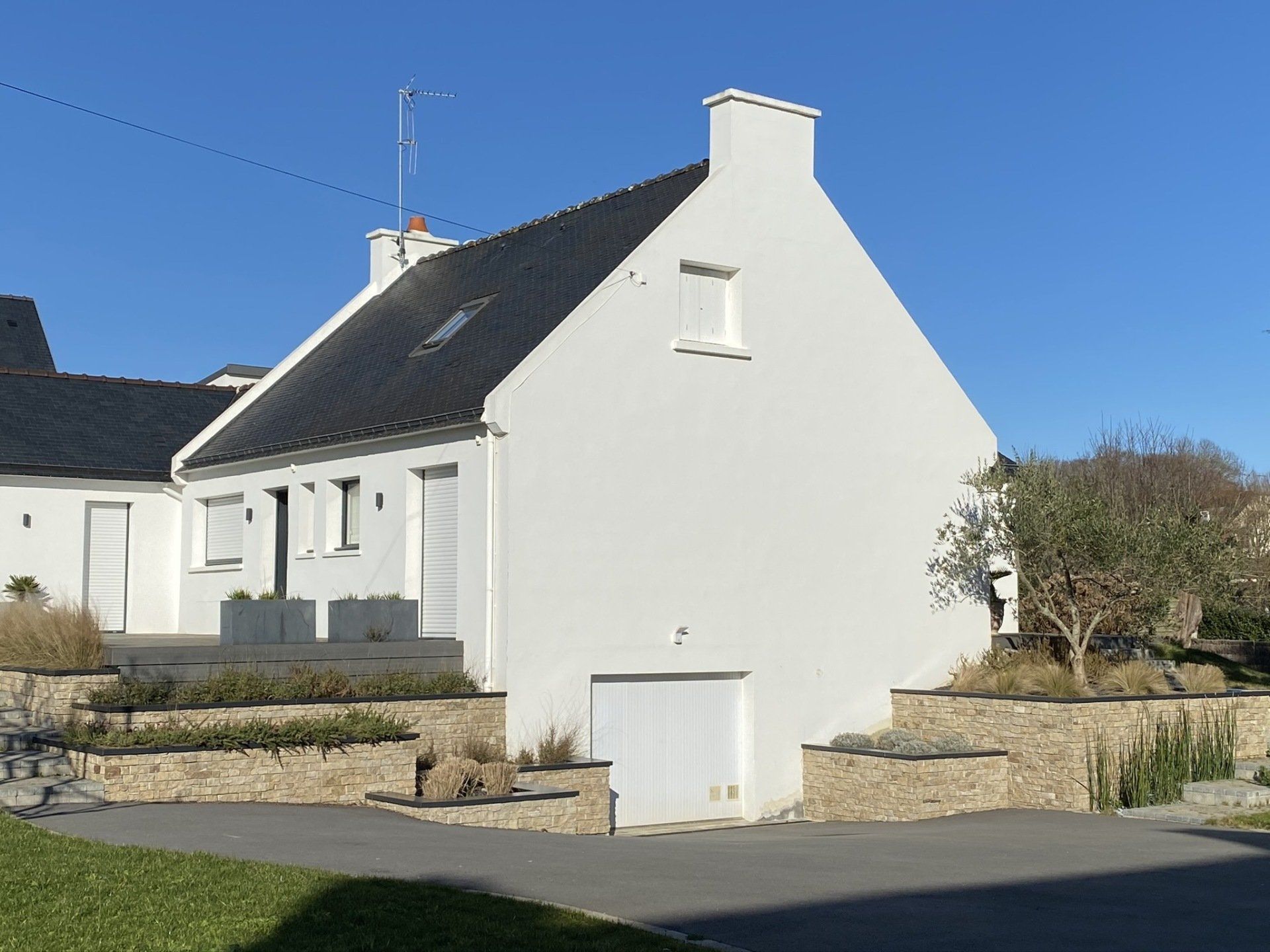 Aménagement de jardin avec maçonnerie et plantation