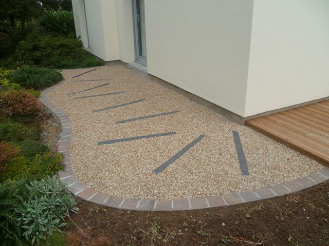 Créer une allée de jardin avec des bordures en pierre reconstituée