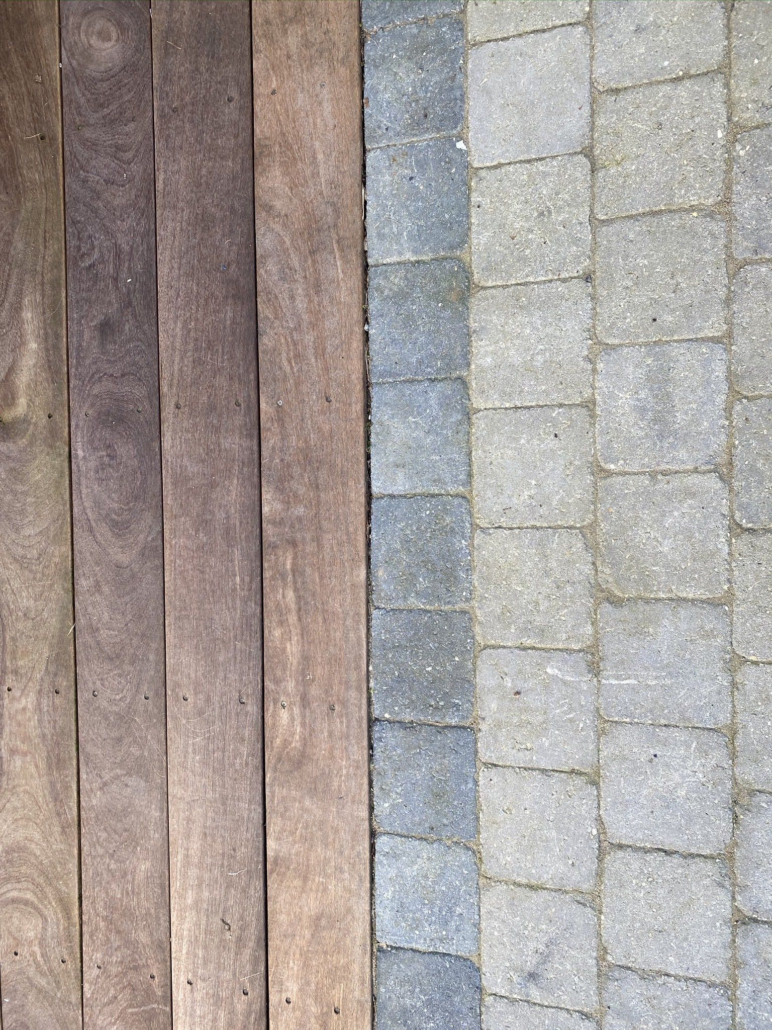 Allée en bois et pavés