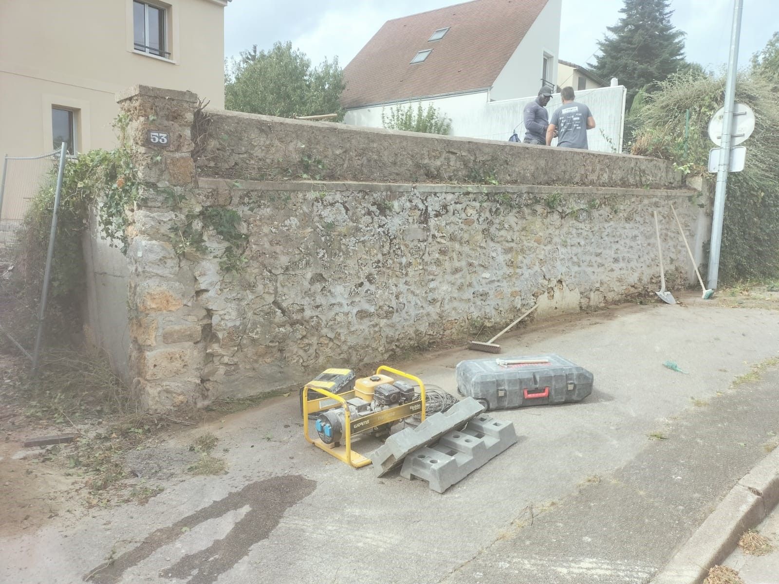 Photo avant reconstruction d'un mur en pierres meulière