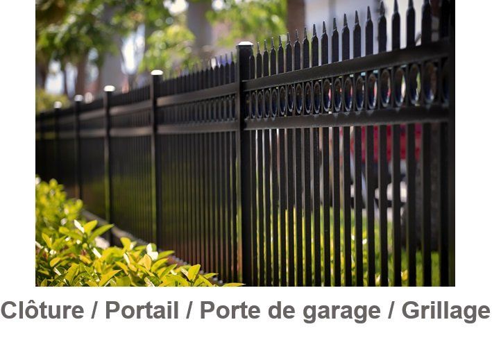 Homme en train de poser une cloison dans une pièce turquoise