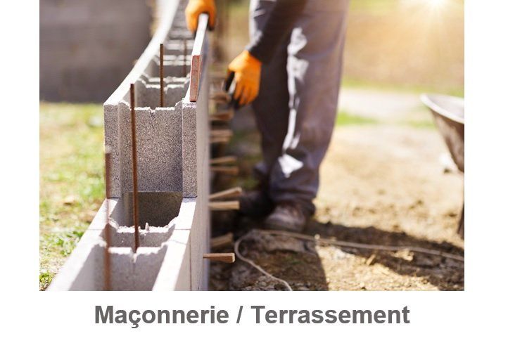 Homme en train de poser des parpaings