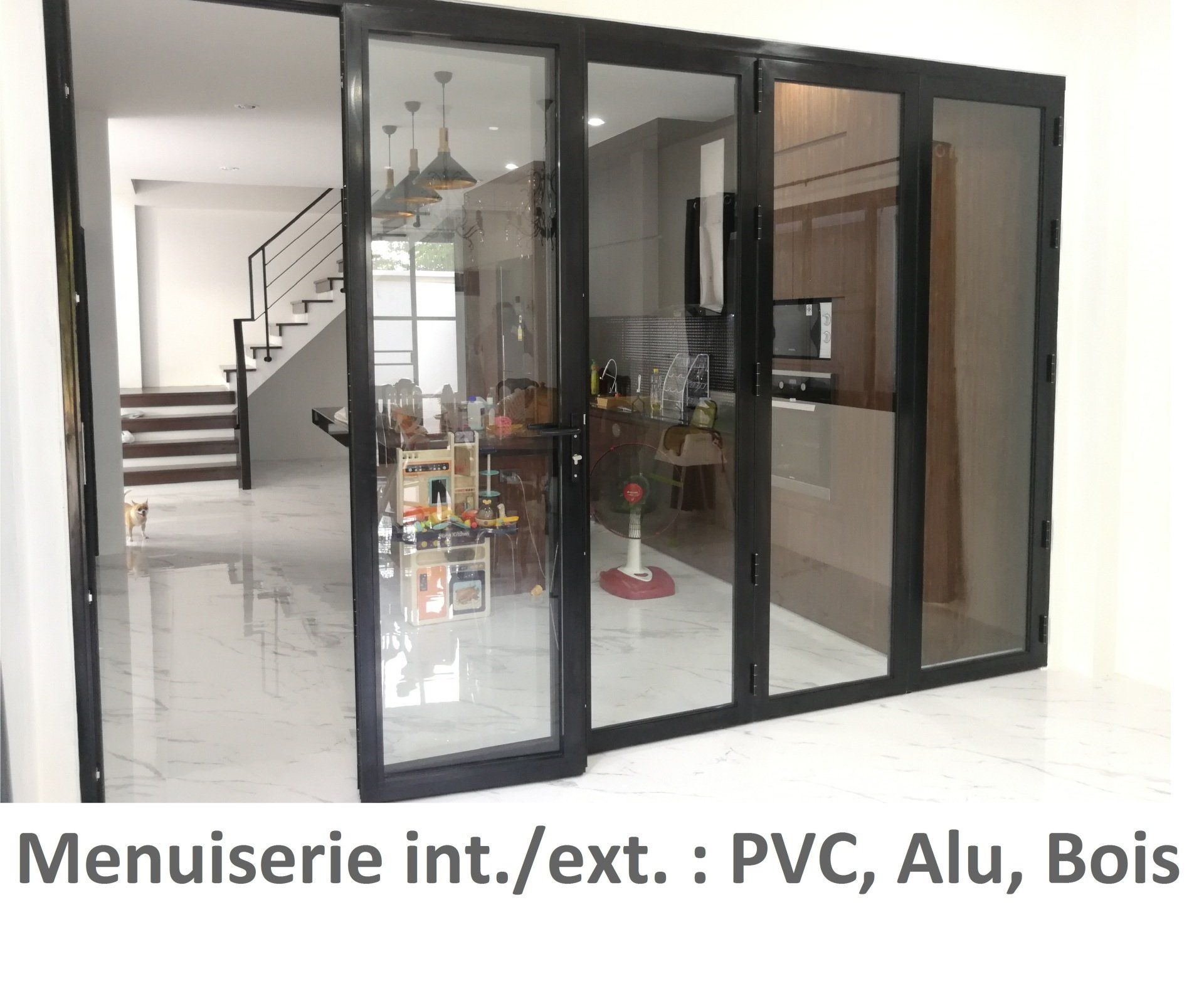 Porte fenêtre menant vers l'intérieur d'une maison